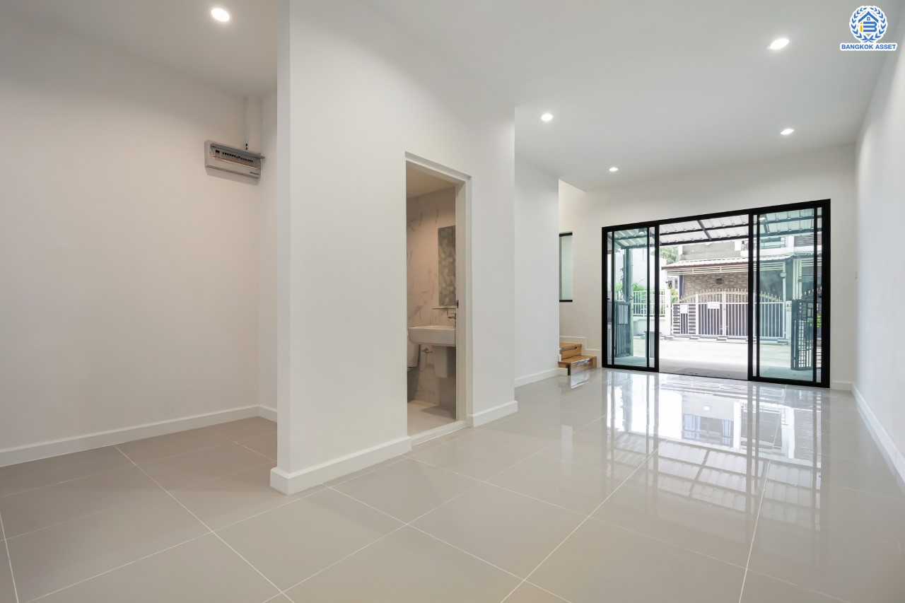 บ้านมือสองตกแต่งใหม่ ม.ซิกเนเจอร์ กัลปพฤกษ์ พร้อมสิ่งอำนวยความสะดวกครบครัน หลังใหญ่ 3 ชั้น บนเนื้อที่ 17 ตร.ว. พื้นที่ใช้สอย 140.5 ตร.ม. ฟังก์ชัน พร้อม 3 ห้องนอน 3 ห้องน้ำ จอดรถได้ 1 คัน บนทำเลคุณภาพติดถนนกัลปพฤกษ์ ตอบโจทย์ทุกการเดินทาง ใกล้รถไฟฟ้า " สถานีหลักสอง "